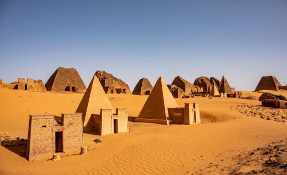 メロエ島のピラミッド　スーダンの風景