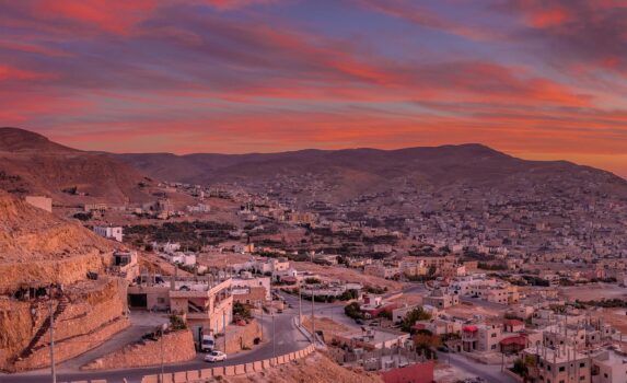 夕暮れのワディムーサの町並み　ヨルダンの風景
