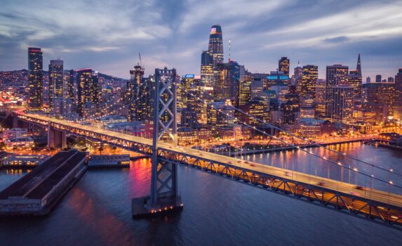 夜のサンフランシスコとベイブリッジ　アメリカ合衆国の風景