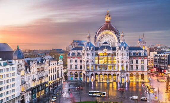 夜明けのアントワープの中央駅と街並み　ベルギーの風景