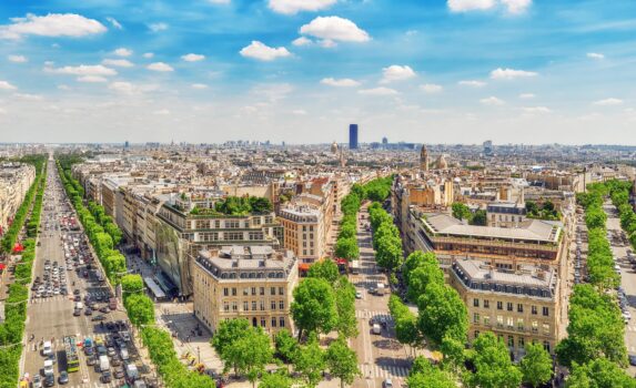 パリの風景　シャンゼリゼ通りとエッフェル塔　フランスの風景