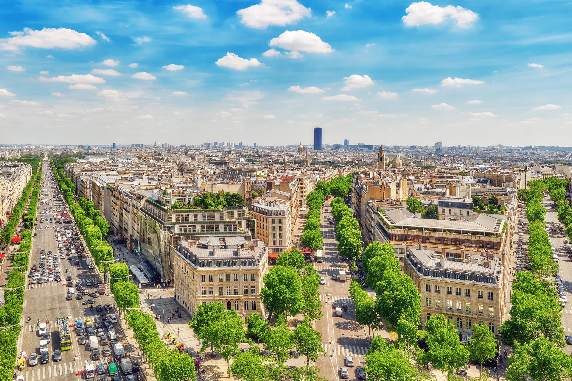パリの風景　シャンゼリゼ通りとエッフェル塔　フランスの風景