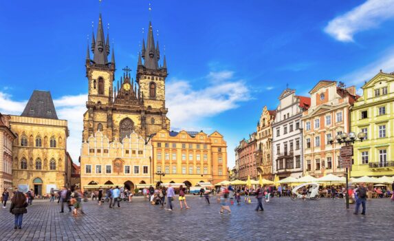 プラハのティーン教会と旧市街広場　チェコの風景