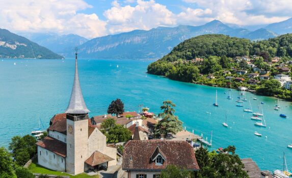 トゥーン湖とシュピーツ教会　スイスの夏の風景