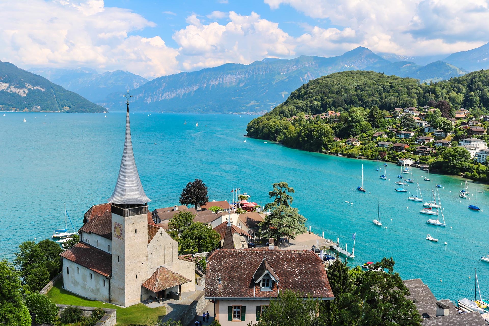 トゥーン湖とシュピーツ教会　スイスの風景
