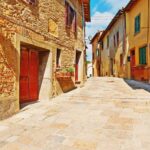 古い建物が並ぶ路地　イタリアの風景