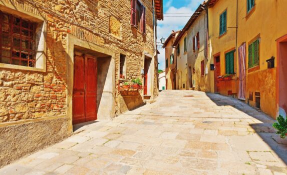 古い建物が並ぶ路地の風景　イタリアの風景