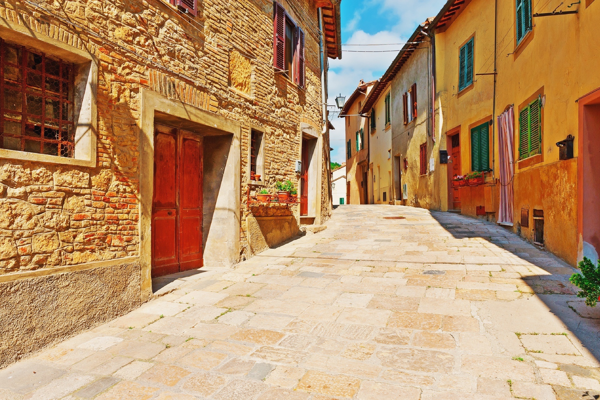 古い建物が並ぶ路地　イタリアの風景