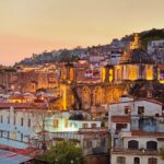 夕暮れ時のタスコ　メキシコの風景