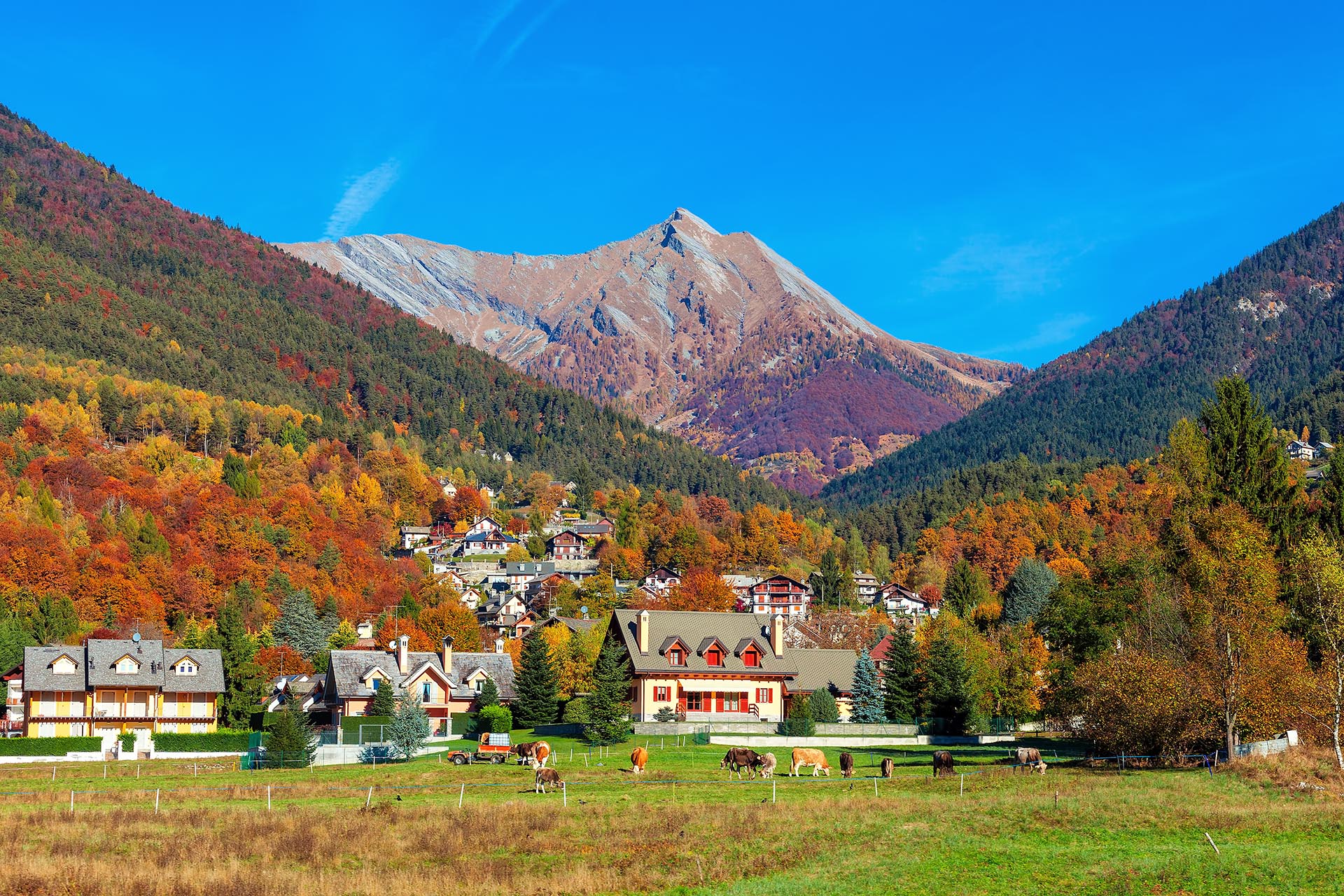 小さな村の秋の風景　秋のスイスの風景