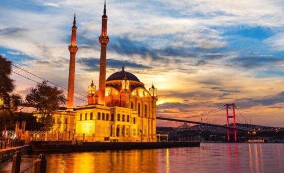 モスクとボスポラス橋　イスタンブールの風景　トルコの風景