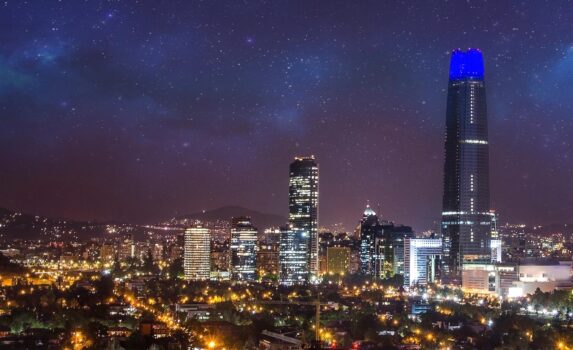 グラントーレ・サンティアゴとサンティアゴの夜景　チリの風景