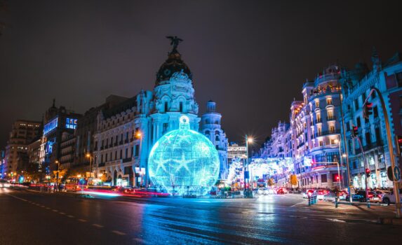 クリスマス・シーズンのグランビア通り　マドリッド　スペインの風景　世界のクリスマスの風景