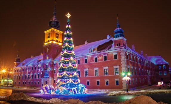 クリスマスシーズンのワルシャワ　旧市街のクリスマスツリー　ポーランドの風景