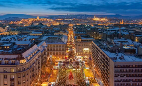 ブダペストのクリスマス・マーケット　ハンガリーのクリスマスの風景