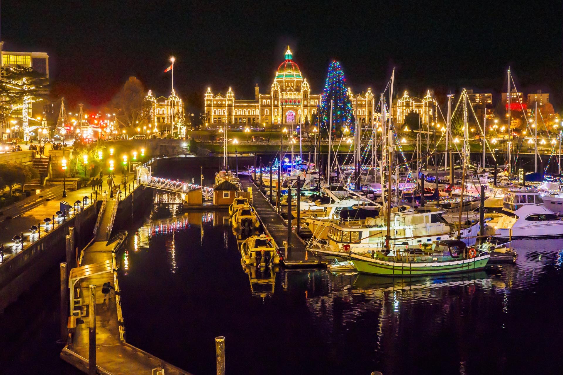 バンクーバー島の州都ヴィクトリアの夜の港の風景　カナダの風景