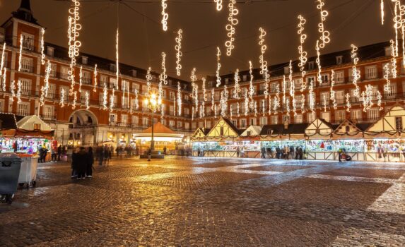 クリスマスシーズンのマヨール広場の風景　スペインのクリスマス風景