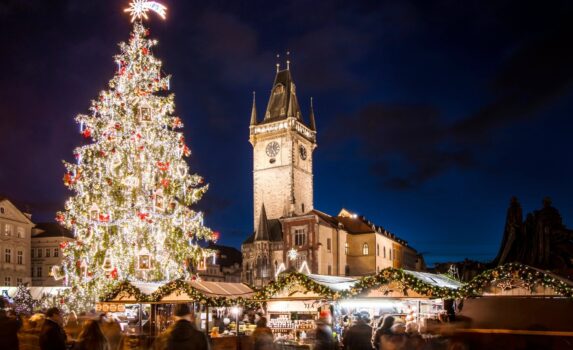 プラハの旧市街広場のクリスマス・マーケット　冬のチェコの風景