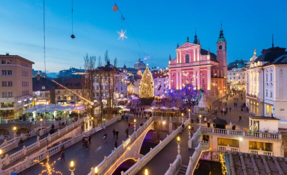クリスマス・シーズンのリュブリャナ　プレシェーレン広場　スロベニアの風景
