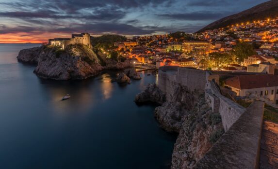 夕暮れ時のドブロヴニク　クロアチアの風景