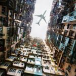 香港の古いアパートと飛行機　香港の風景