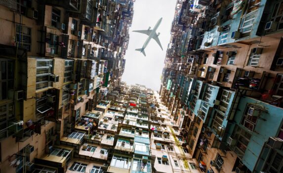 香港の古いアパートと飛行機　香港の風景