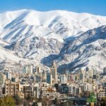 雪に覆われたアルボルズ山脈とテヘランの風景　イランの風景
