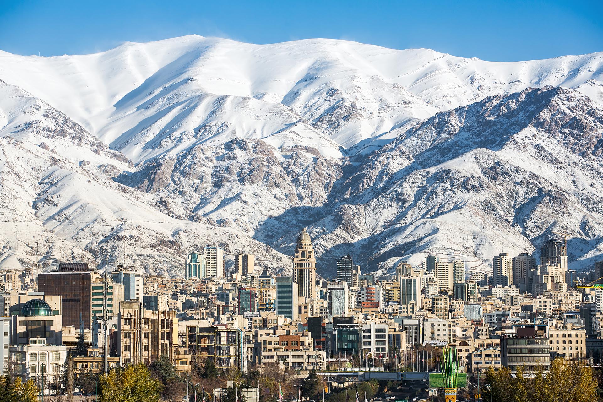 雪に覆われたアルボルズ山脈とテヘランの風景　イランの風景