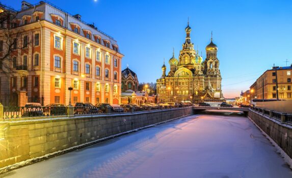 冬の夕方のサンクトペテルブルク　ロシアの風景