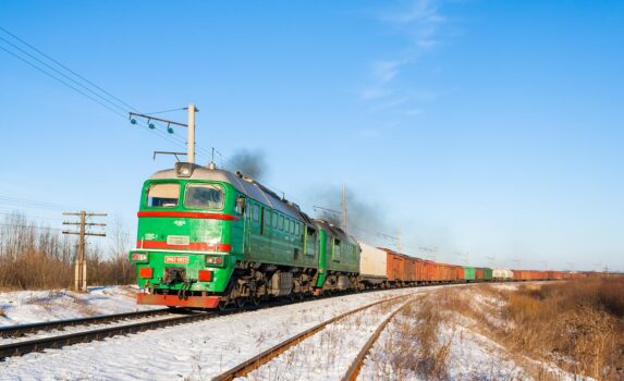 ディーゼル機関車と貨物列車　ウクライナの風景