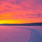 北極圏ラップランドのパロヤルヴィ湖の朝の風景　フィンランドの冬の風景