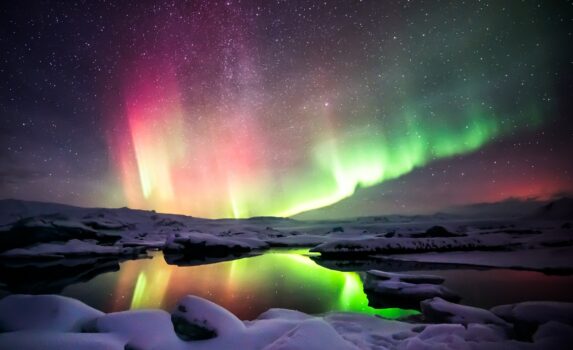 ヨークルスアゥルロゥン湖とオーロラ　アイスランドの冬の風景