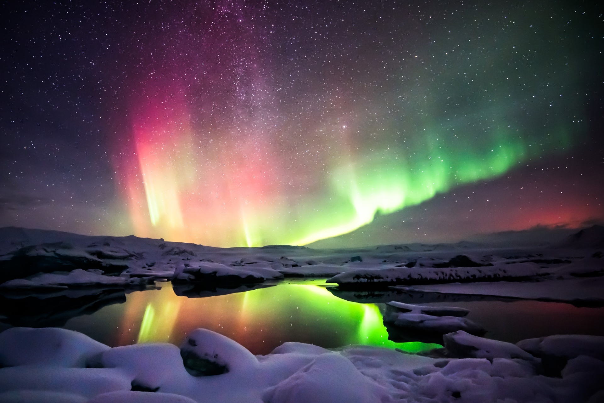 ヨークルスアゥルロゥン湖とオーロラ　アイスランドの冬の風景