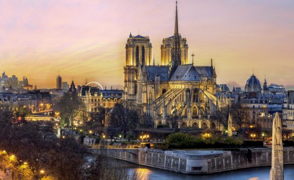 夕暮れのパリ　ノートルダム大聖堂　フランスの風景