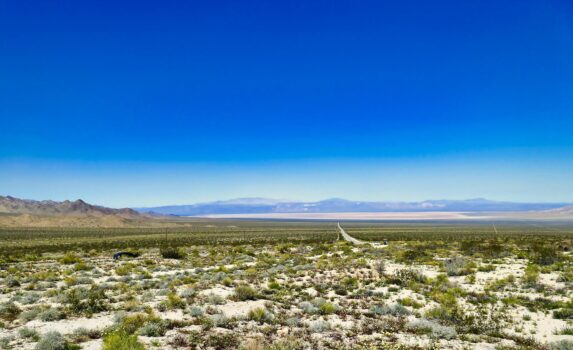 モハーヴェ砂漠と青空　アメリカ合衆国の風景