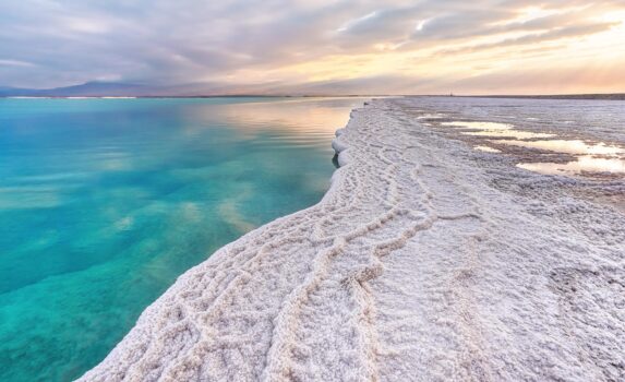 朝の死海　イスラエルの風景