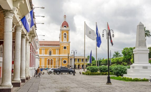 独立広場とグラナダ大聖堂　ニカラグアの風景