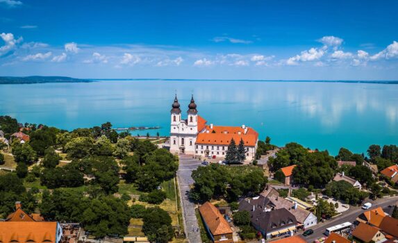 ハンガリー　バラトン湖とベネディクト派修道院　ハンガリーの風景