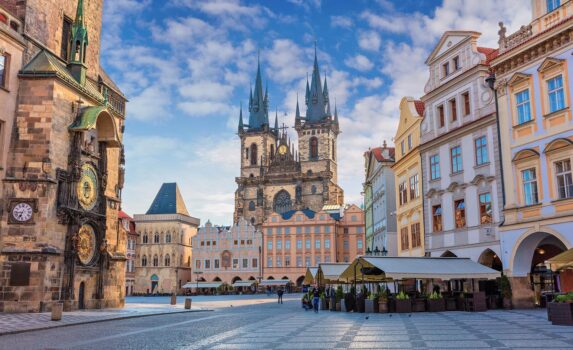 ティーン教会と朝のプラハの旧市街広場　チェコの風景