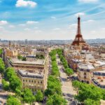 パリの美しい風景　シャンゼリゼ通りとエッフェル塔　フランスの風景