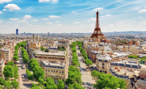 パリの美しい風景　シャンゼリゼ通りとエッフェル塔　フランスの風景