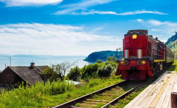 夏のシベリアの風景 バイカル湖畔の村とシベリア横断鉄道　ロシアの風景