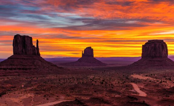 モニュメント・バレーの夕方の絶景　アメリカ合衆国の風景