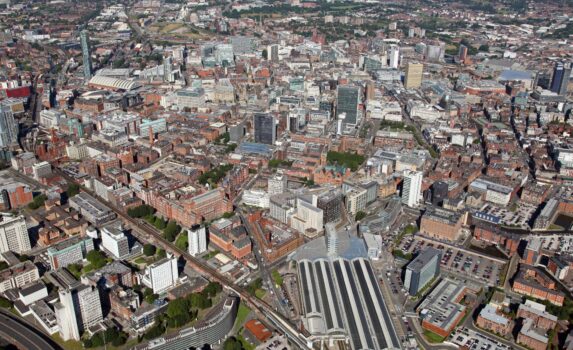 マンチェスター・ピカデリー駅とマンチェスターの街並み　イギリスの風景