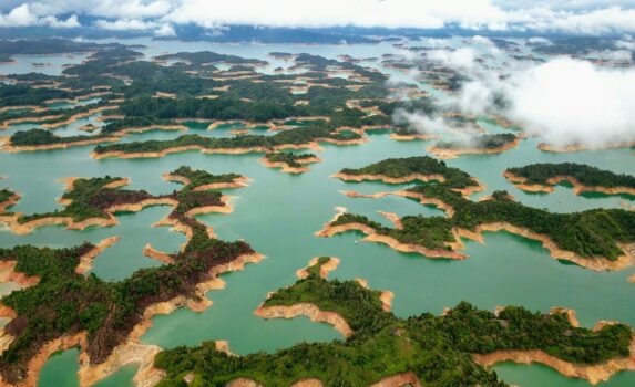 ラ・ピエドラ・デル・ペニョールから見るグアタペ湖　コロンビアの風景