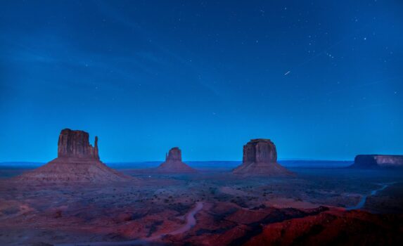 夜のモニュメント・バレー　アメリカ合衆国の風景