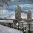 冬の大雪のロンドン　テムズ川とタワーブリッジ　冬のイギリスの風景