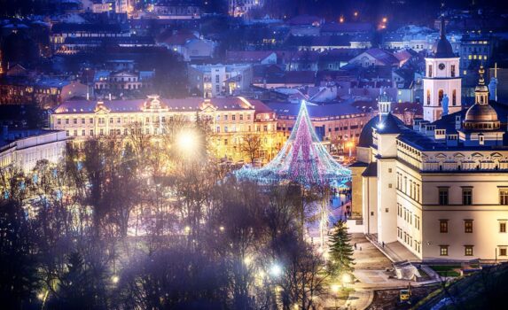 クリスマスシーズンのヴィリニュスの絶景　リトアニアのクリスマスの風景