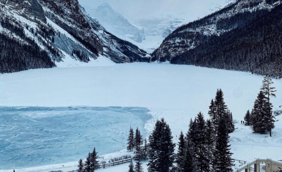 冬のルイーズ湖　アルバータ州　冬のカナダの風景