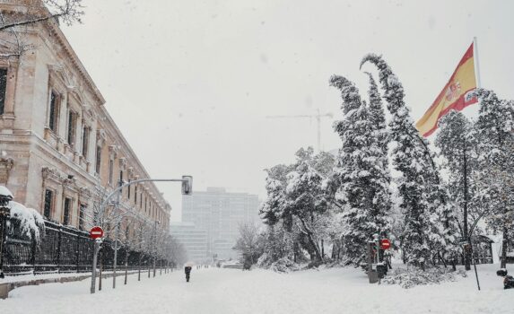 雪のコロン広場　冬のマドリード　スペインの風景